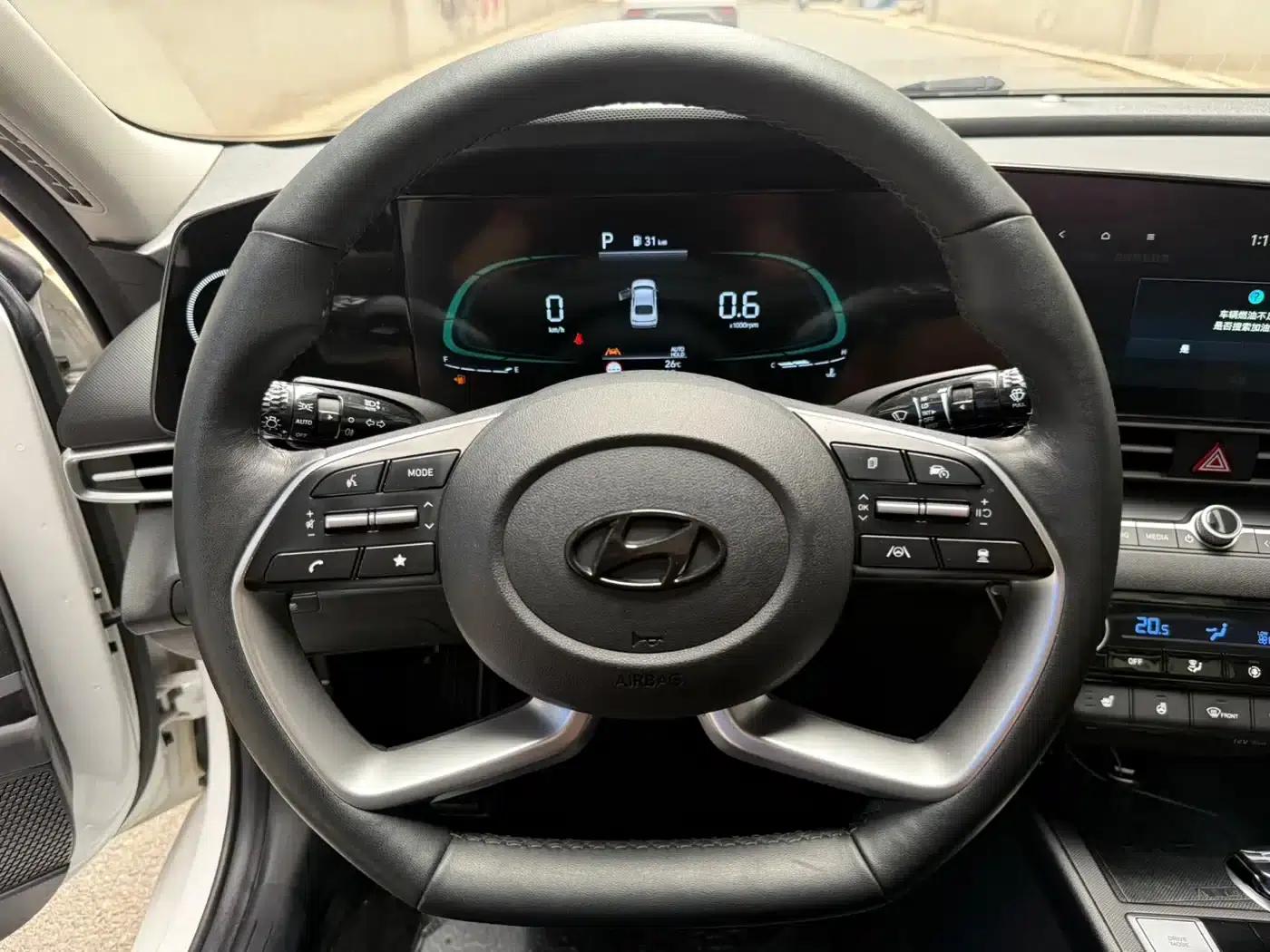 Hyundai Elantra 2023 1.5L CVT LUX Premium Edition — миниатюра 11