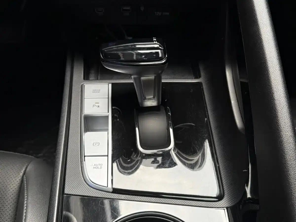 Hyundai Elantra 2023 1.5L CVT LUX Premium Edition — миниатюра 15