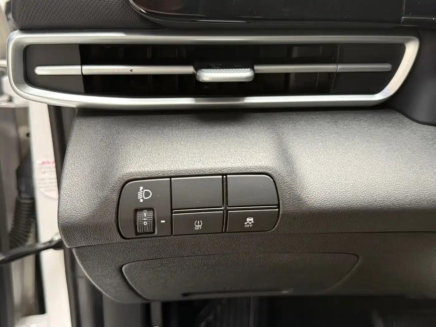 Hyundai Elantra 2023 1.5L CVT LUX Premium Edition — миниатюра 16