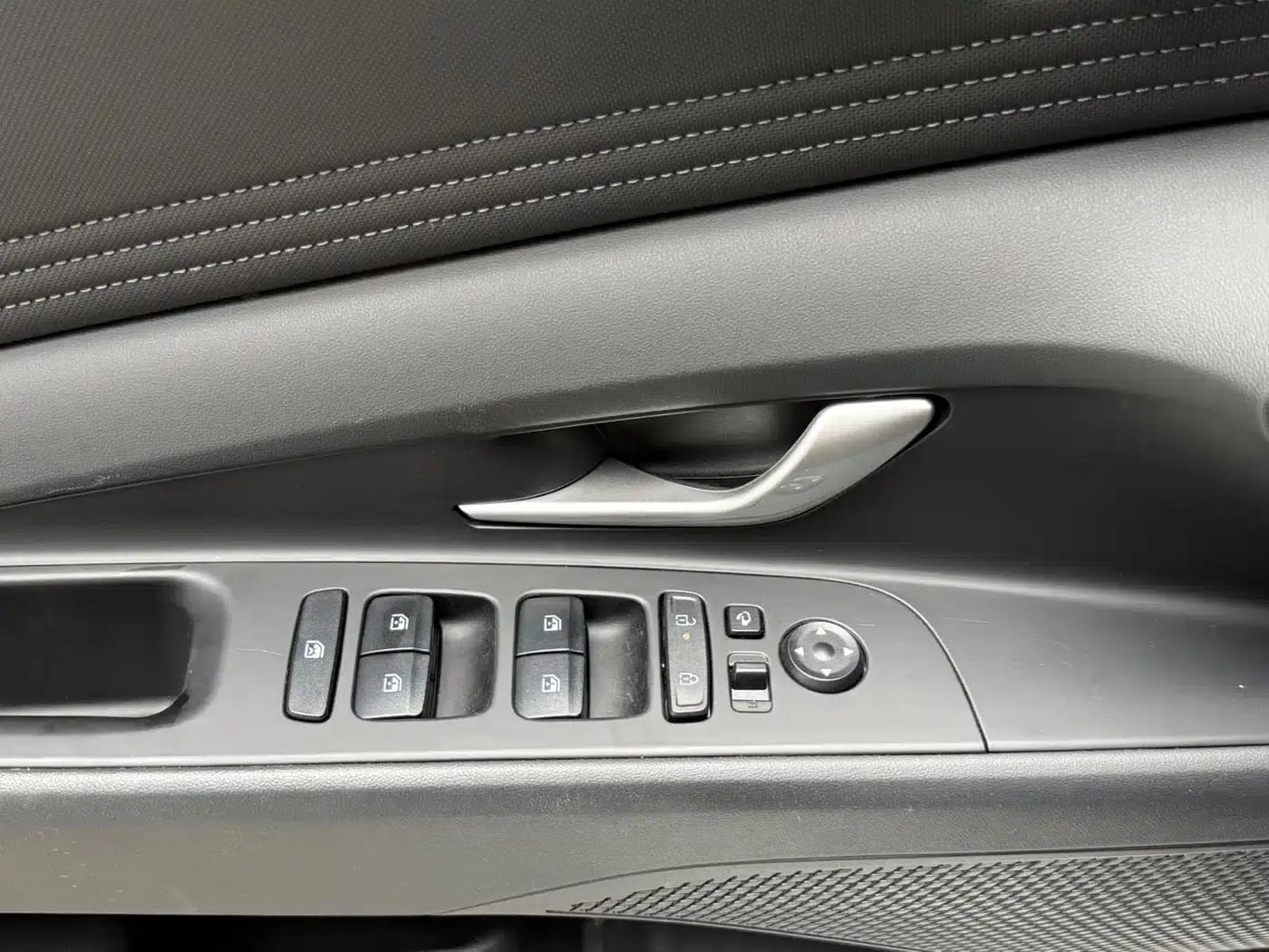 Hyundai Elantra 2023 1.5L CVT LUX Premium Edition — миниатюра 17