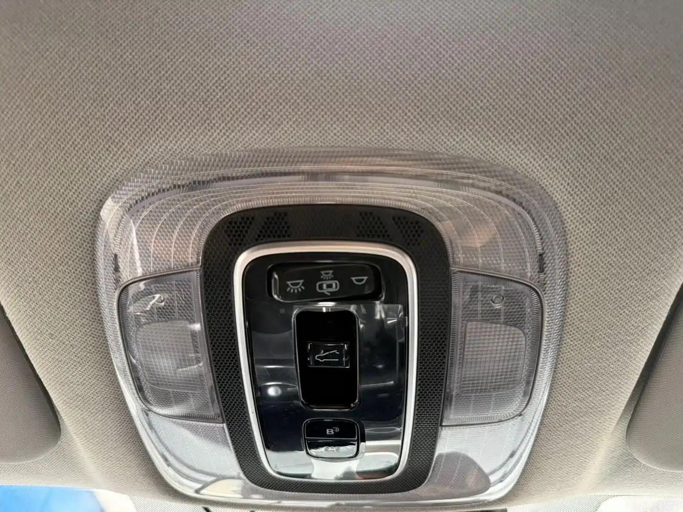 Hyundai Elantra 2023 1.5L CVT LUX Premium Edition — миниатюра 18