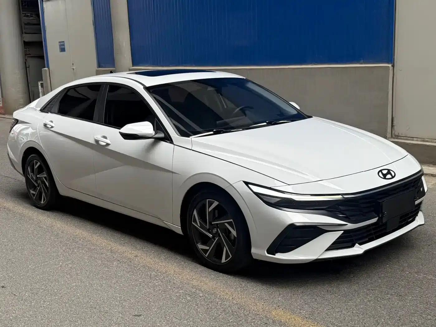 Hyundai Elantra 2023 1.5L CVT LUX Premium Edition — миниатюра 3