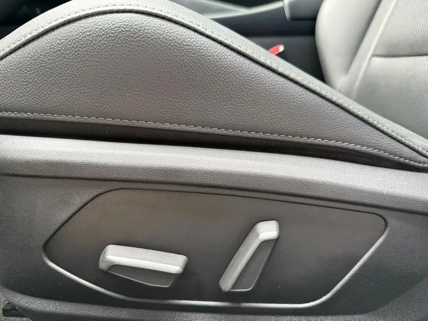 Hyundai Elantra 2023 1.5L CVT LUX Premium Edition — миниатюра 21