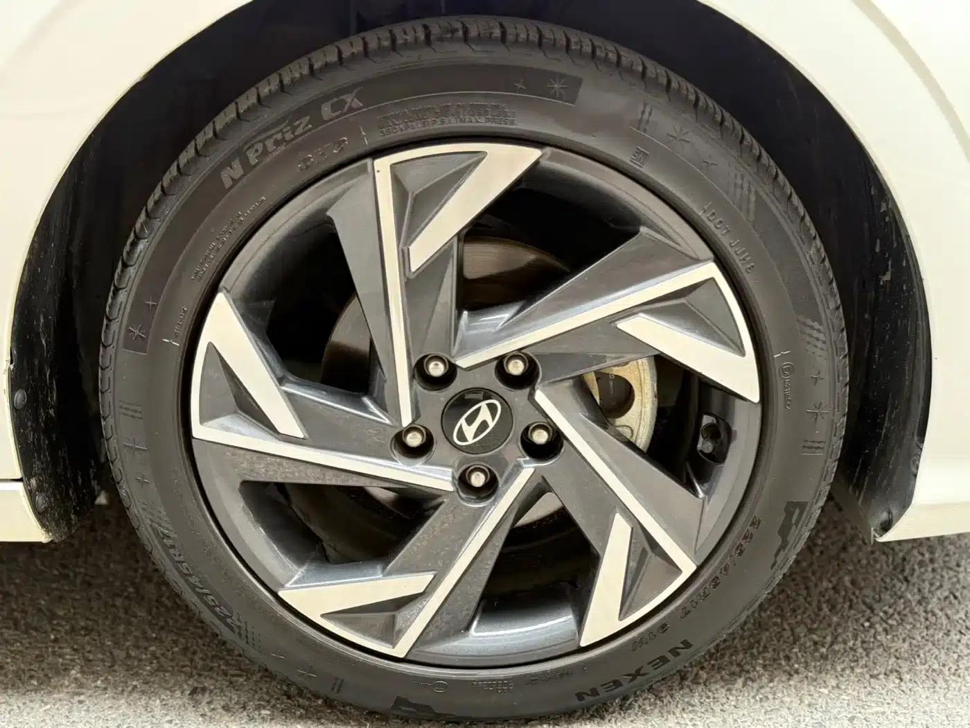 Hyundai Elantra 2023 1.5L CVT LUX Premium Edition — миниатюра 24