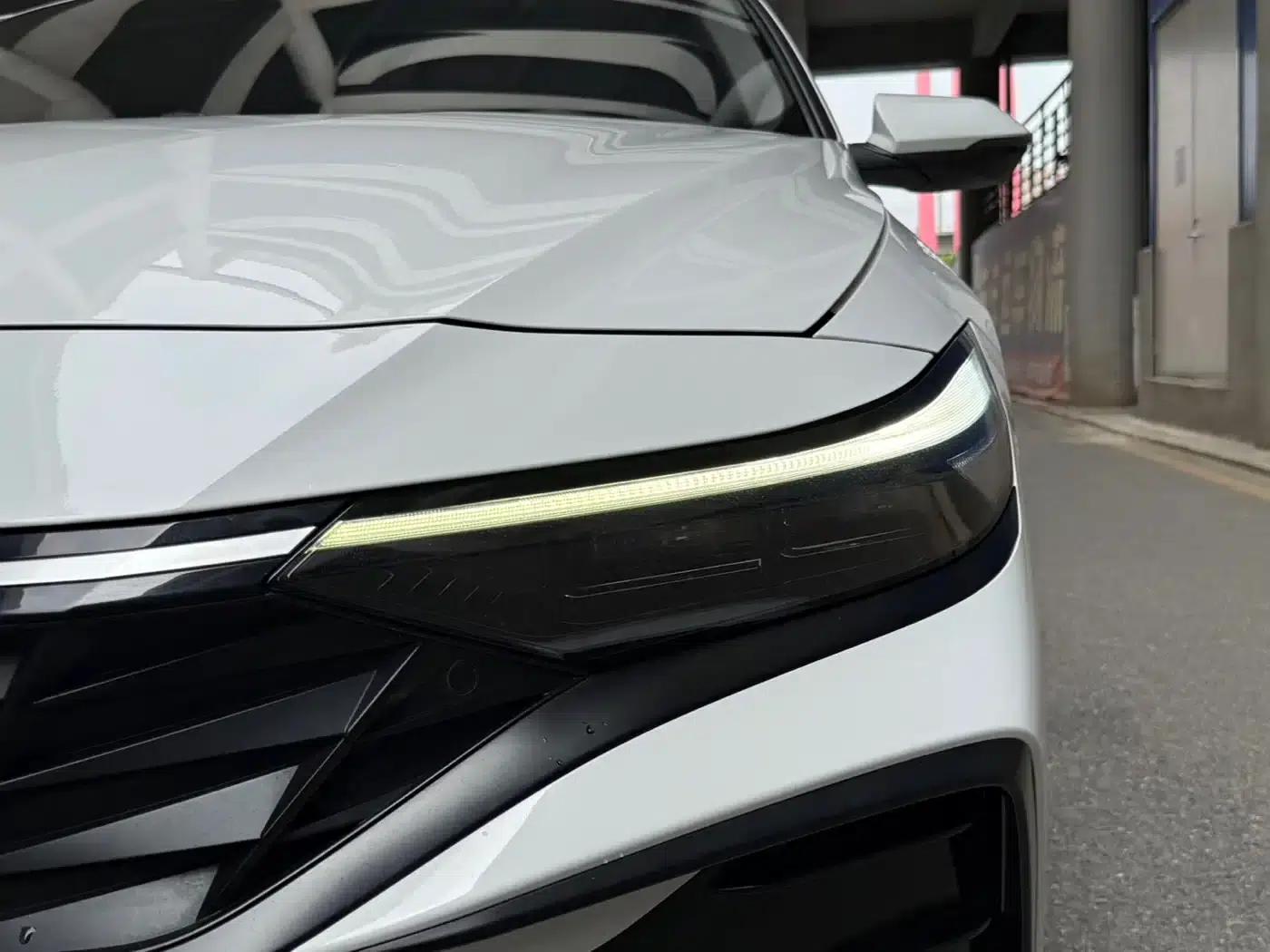 Hyundai Elantra 2023 1.5L CVT LUX Premium Edition — миниатюра 25