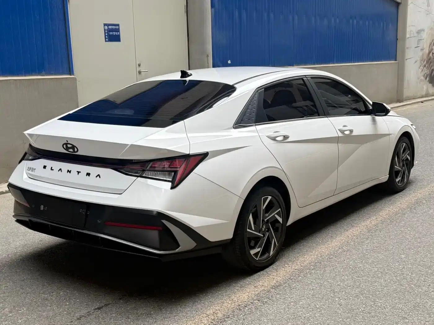 Hyundai Elantra 2023 1.5L CVT LUX Premium Edition — миниатюра 4
