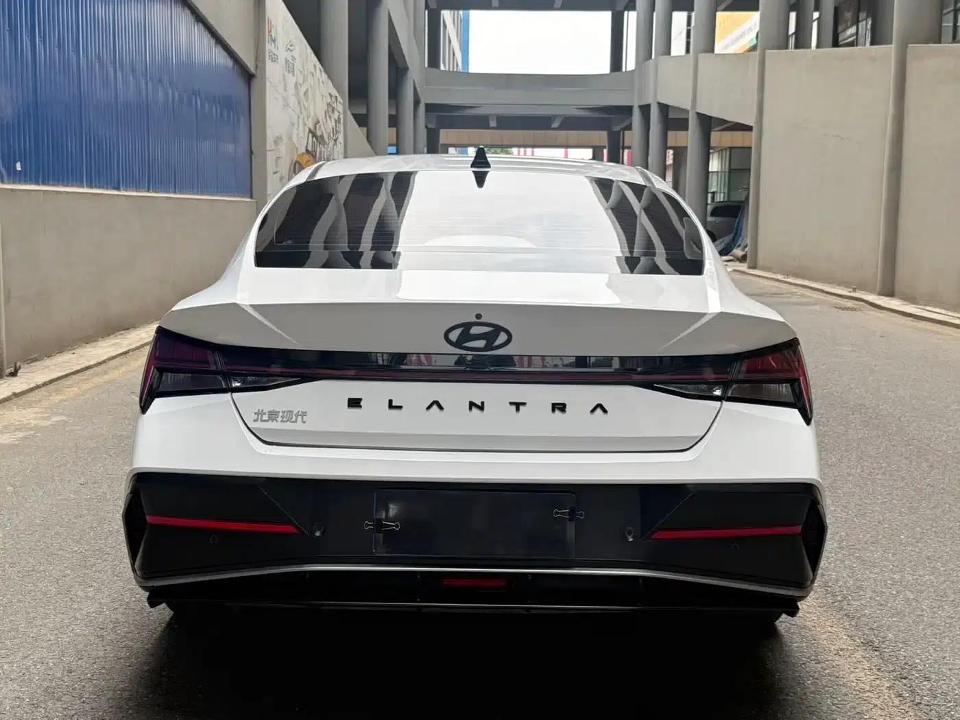 Hyundai Elantra 2023 1.5L CVT LUX Premium Edition — миниатюра 5