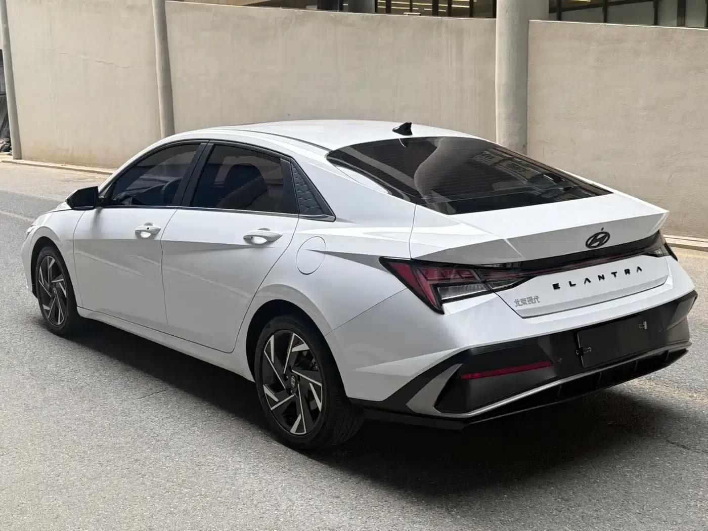 Hyundai Elantra 2023 1.5L CVT LUX Premium Edition — миниатюра 6