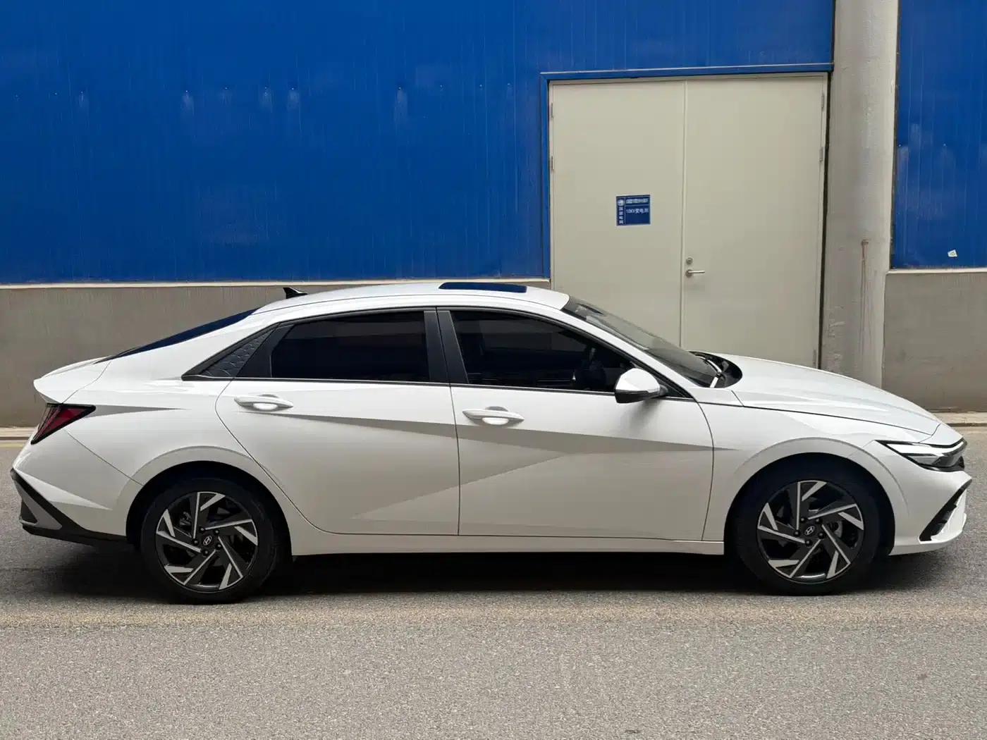 Hyundai Elantra 2023 1.5L CVT LUX Premium Edition — миниатюра 7