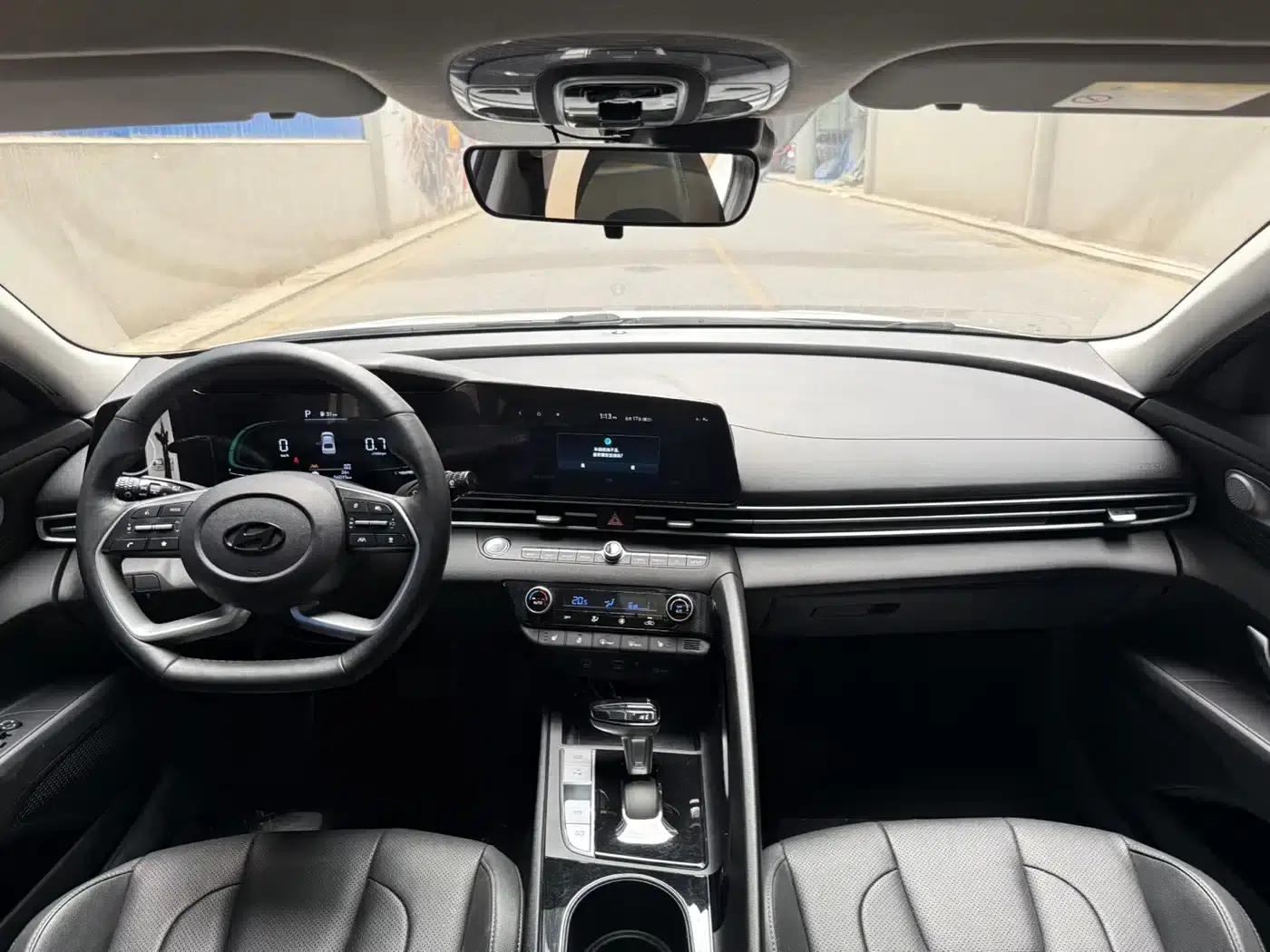Hyundai Elantra 2023 1.5L CVT LUX Premium Edition — миниатюра 8