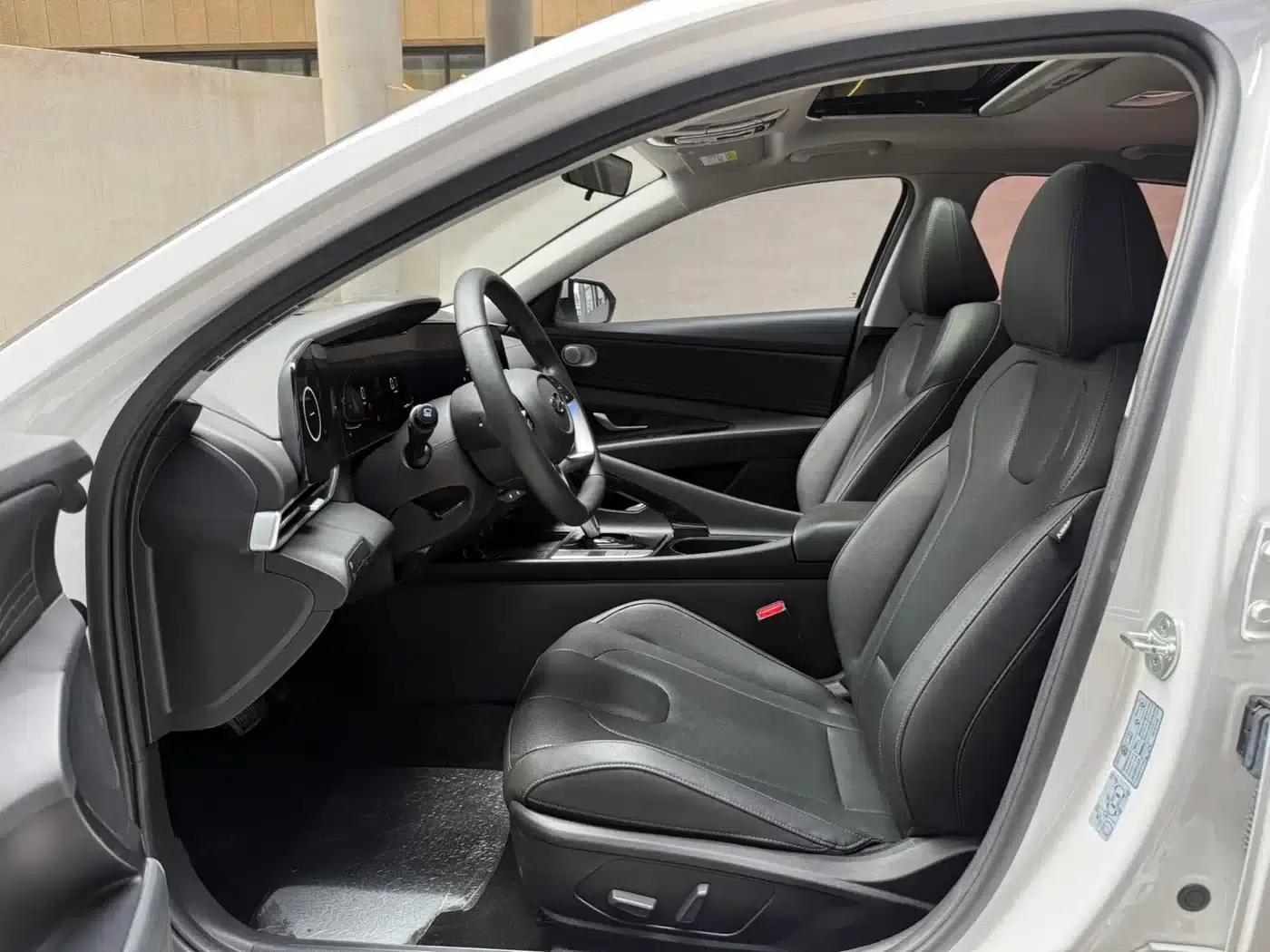 Hyundai Elantra 2023 1.5L CVT LUX Premium Edition — миниатюра 9