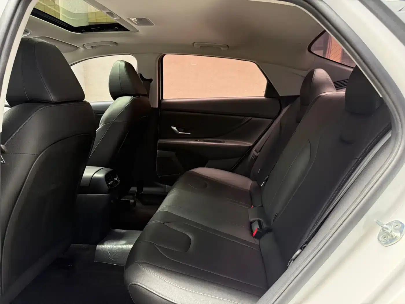 Hyundai Elantra 2023 1.5L CVT LUX Premium Edition — миниатюра 10