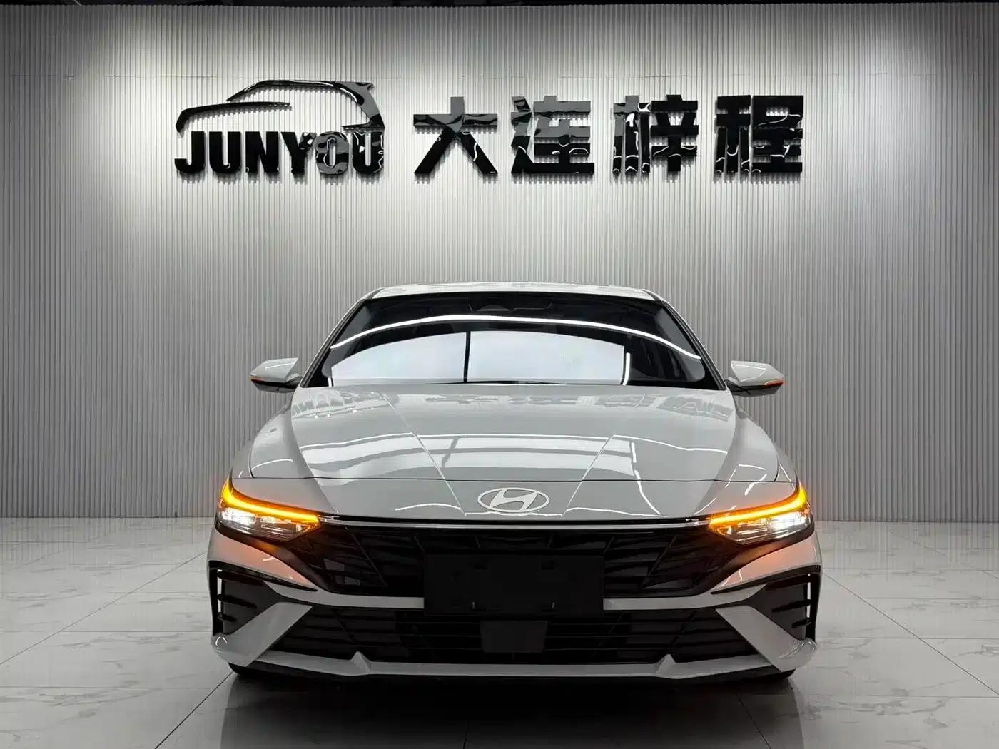 Hyundai Elantra 2023 1.5L CVT LUX Premium Edition — миниатюра 2