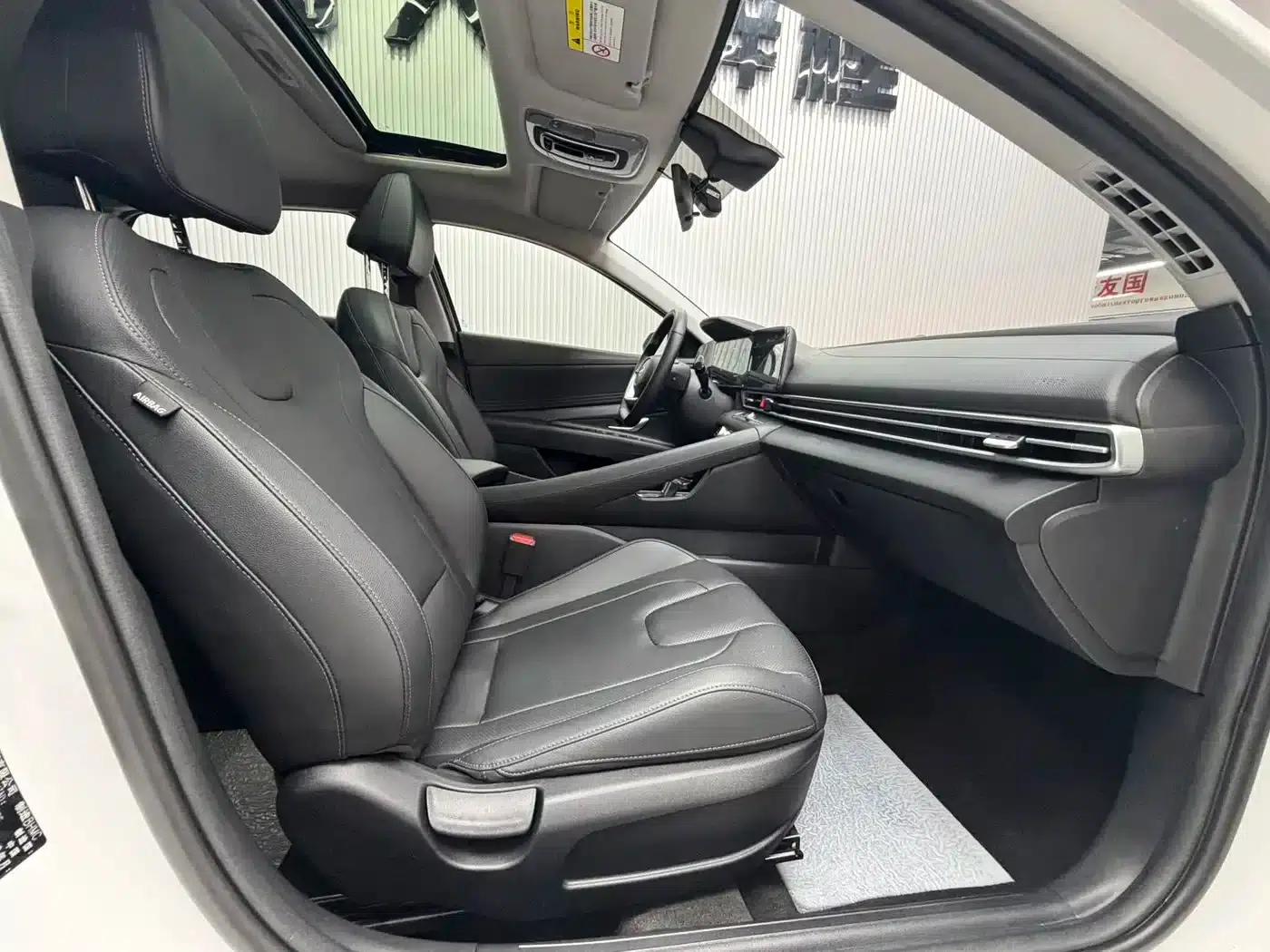 Hyundai Elantra 2023 1.5L CVT LUX Premium Edition — миниатюра 11