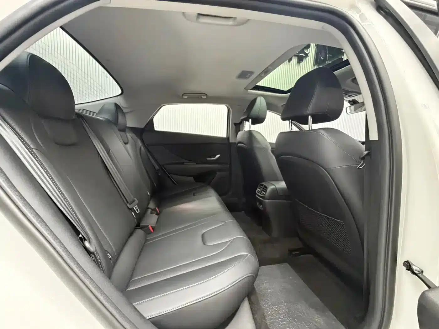 Hyundai Elantra 2023 1.5L CVT LUX Premium Edition — миниатюра 12