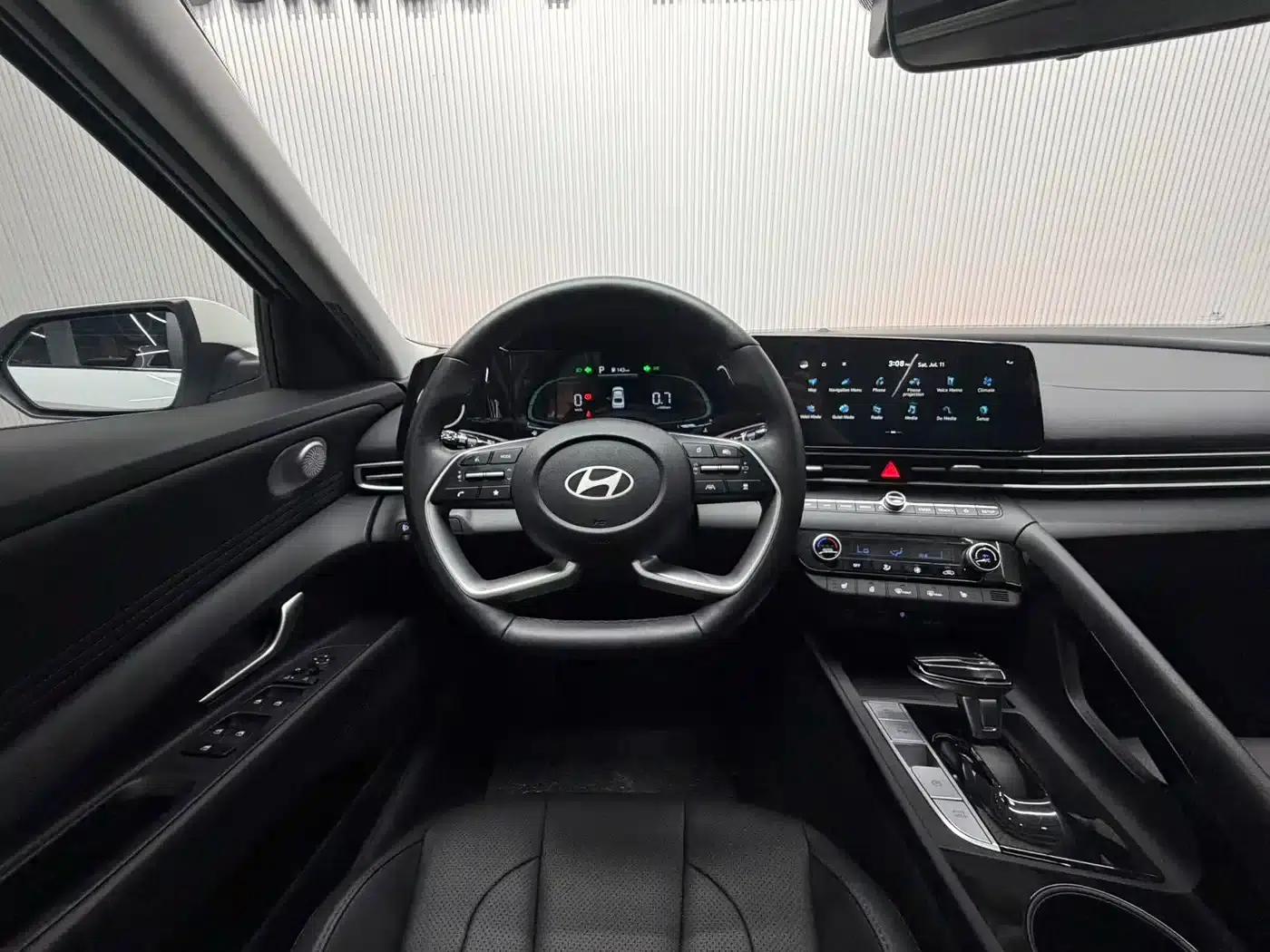 Hyundai Elantra 2023 1.5L CVT LUX Premium Edition — миниатюра 13