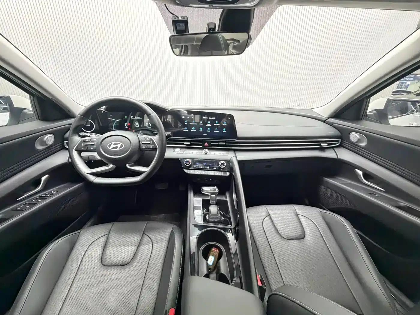 Hyundai Elantra 2023 1.5L CVT LUX Premium Edition — миниатюра 14