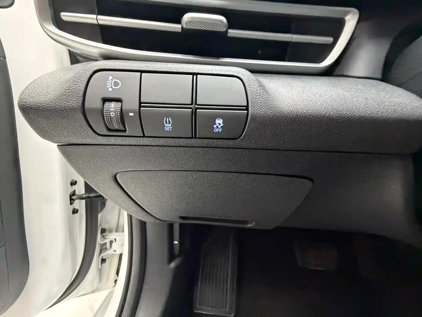 Hyundai Elantra 2023 1.5L CVT LUX Premium Edition — миниатюра 15