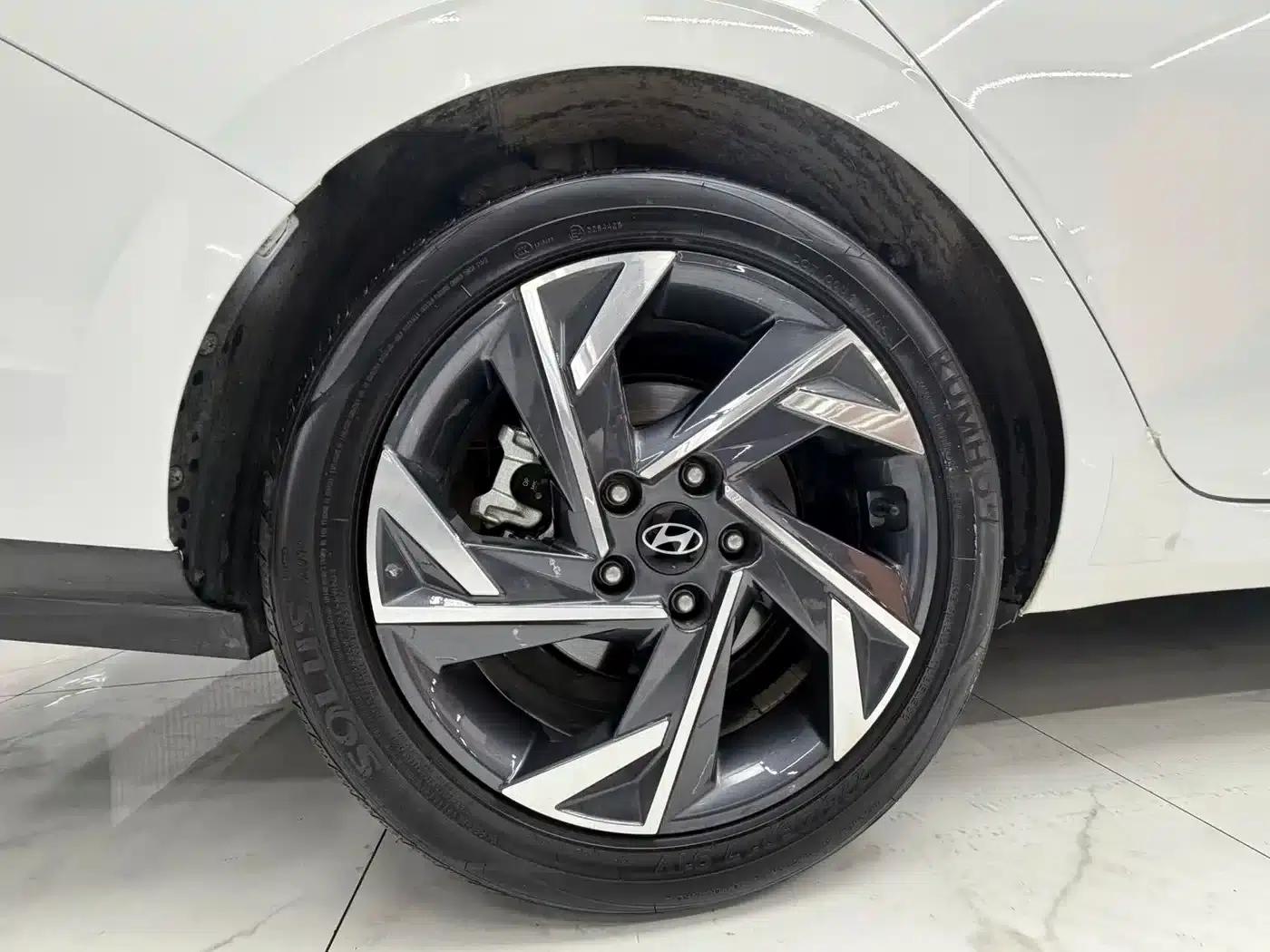 Hyundai Elantra 2023 1.5L CVT LUX Premium Edition — миниатюра 18