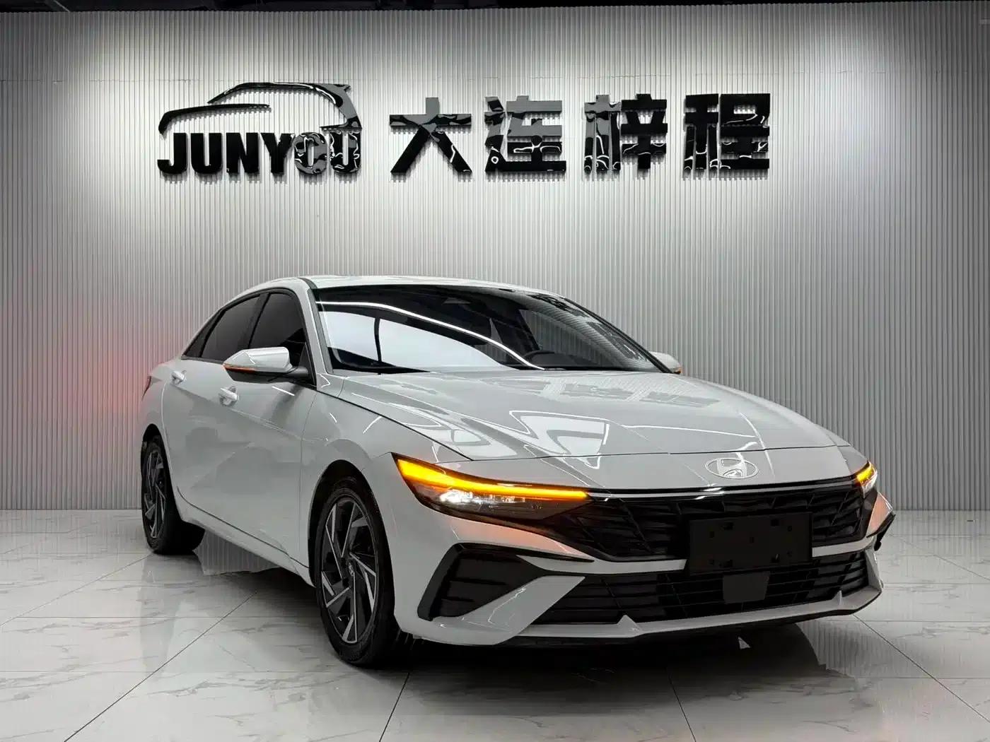 Hyundai Elantra 2023 1.5L CVT LUX Premium Edition — миниатюра 3