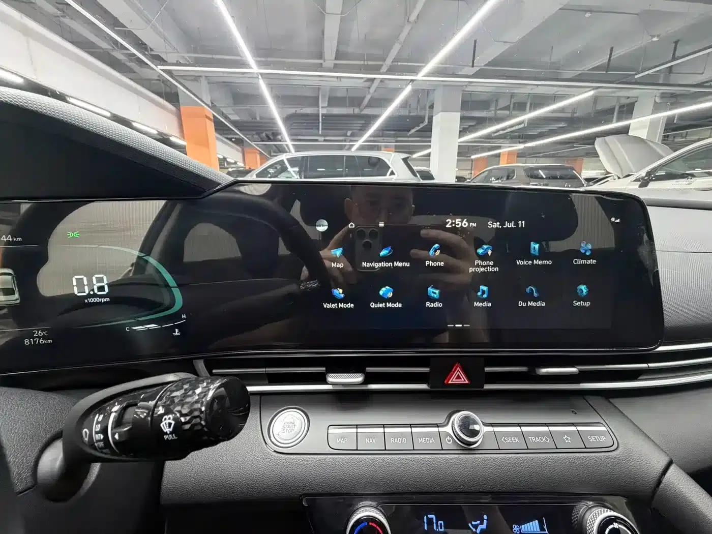 Hyundai Elantra 2023 1.5L CVT LUX Premium Edition — миниатюра 21