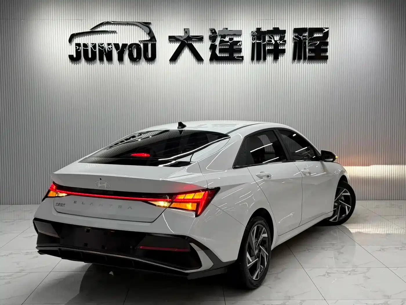 Hyundai Elantra 2023 1.5L CVT LUX Premium Edition — миниатюра 4