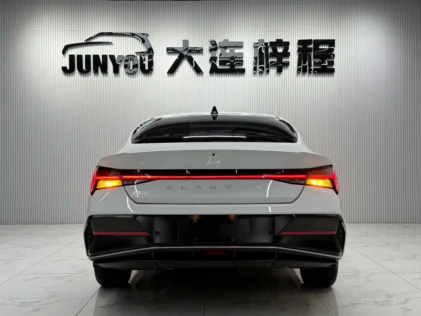 Hyundai Elantra 2023 1.5L CVT LUX Premium Edition — миниатюра 5
