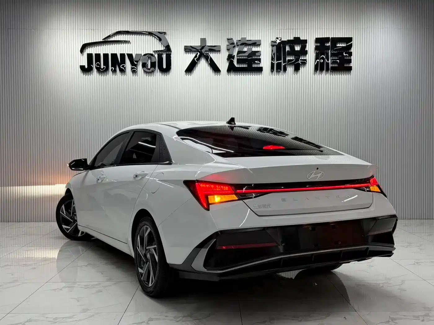 Hyundai Elantra 2023 1.5L CVT LUX Premium Edition — миниатюра 6