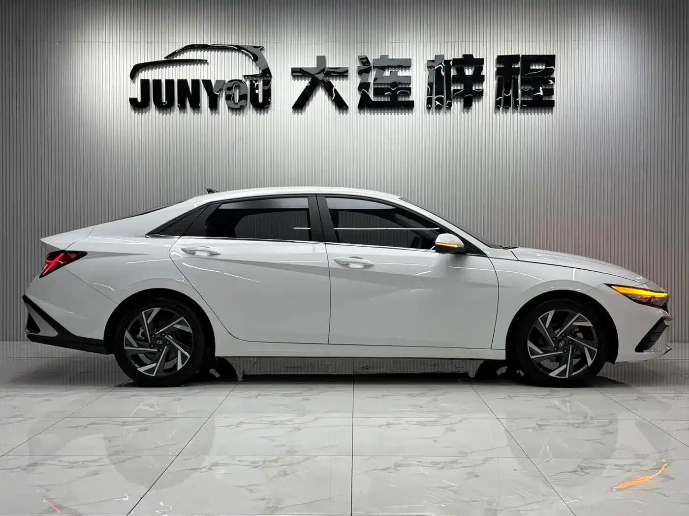 Hyundai Elantra 2023 1.5L CVT LUX Premium Edition — миниатюра 7