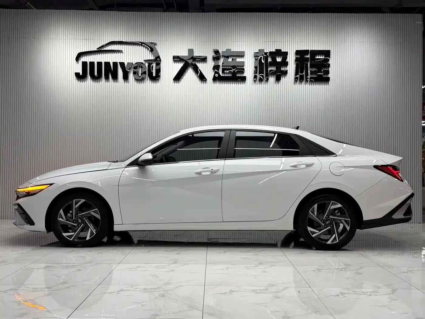 Hyundai Elantra 2023 1.5L CVT LUX Premium Edition — миниатюра 8