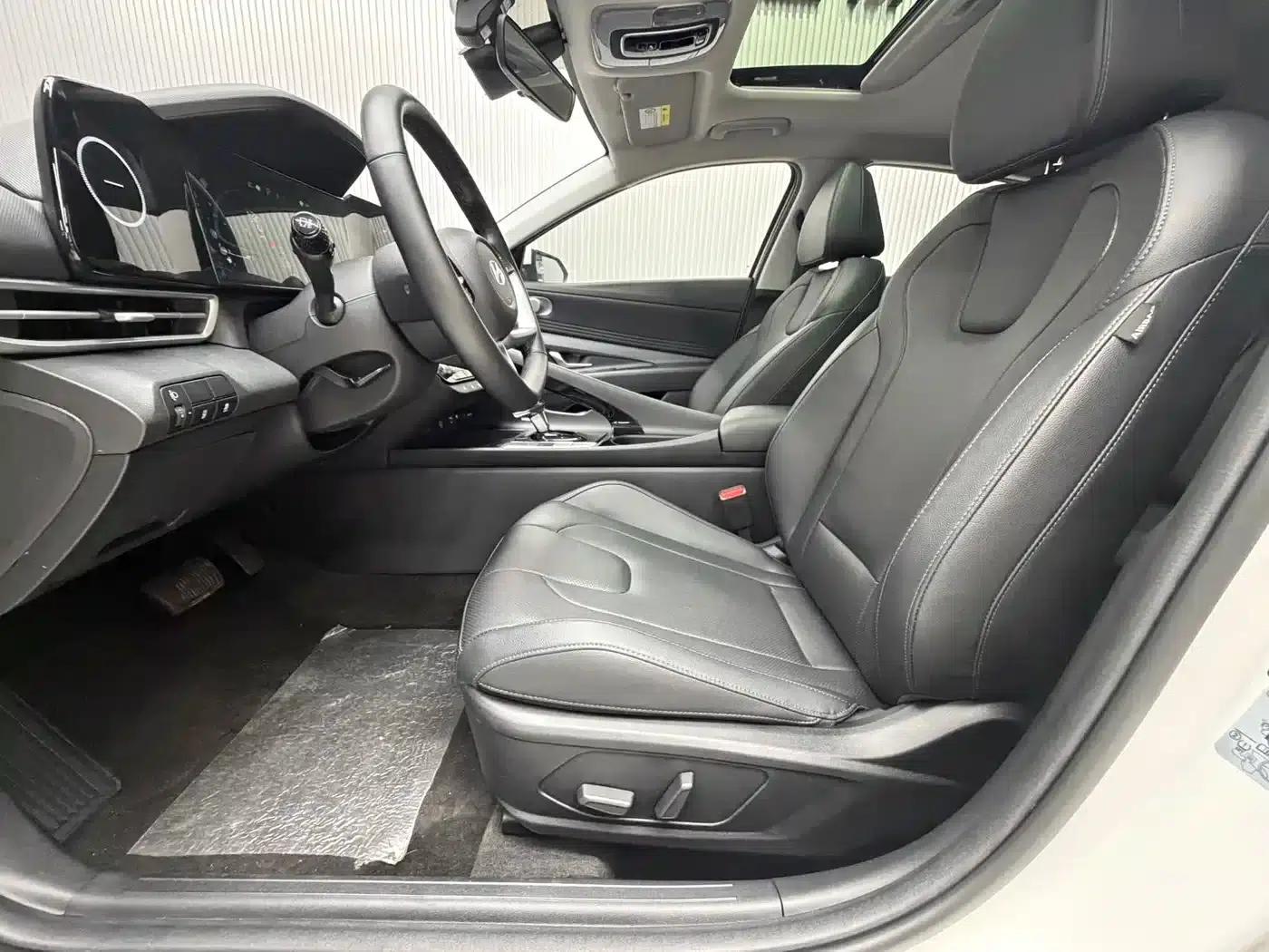 Hyundai Elantra 2023 1.5L CVT LUX Premium Edition — миниатюра 9