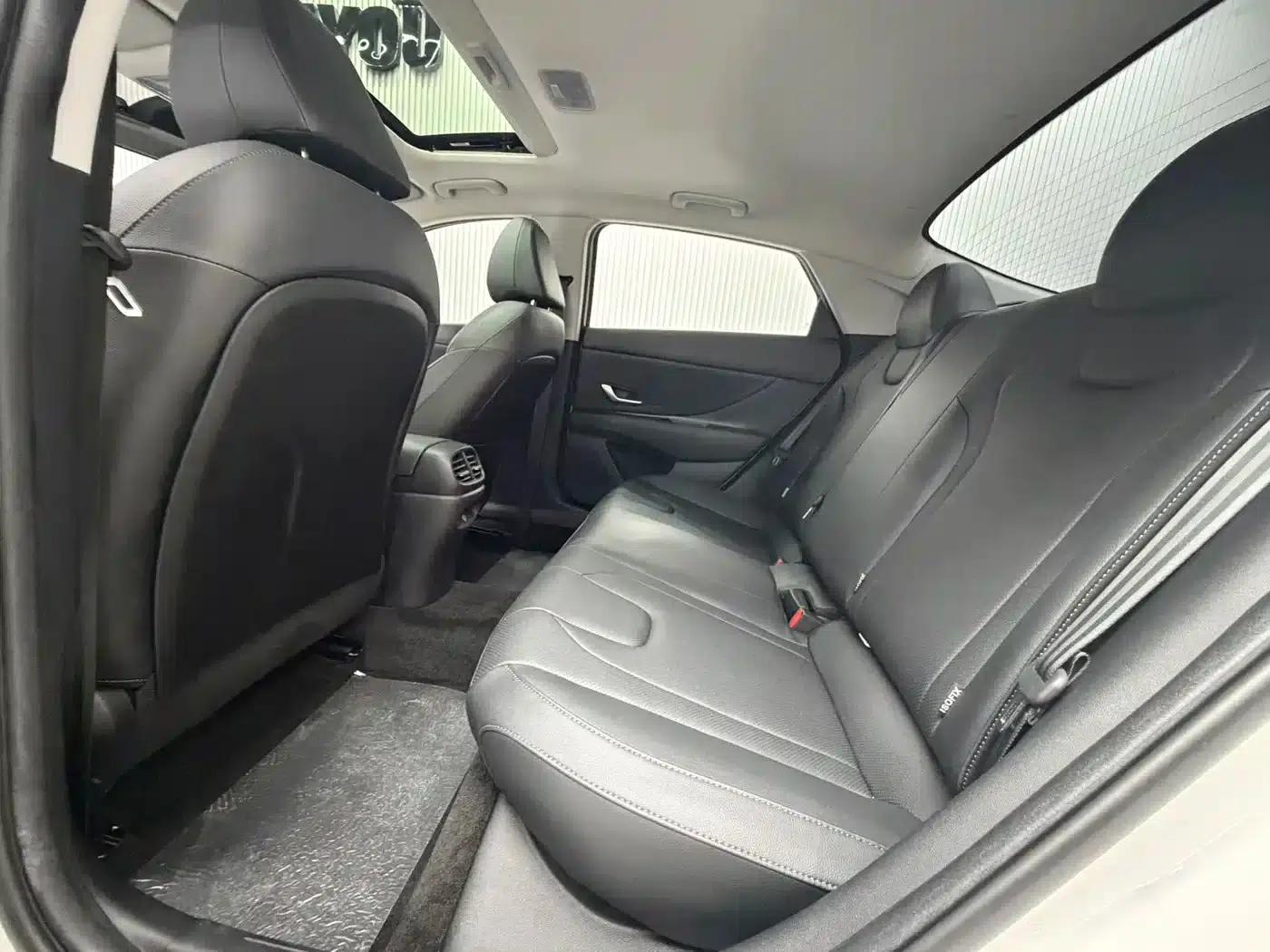 Hyundai Elantra 2023 1.5L CVT LUX Premium Edition — миниатюра 10