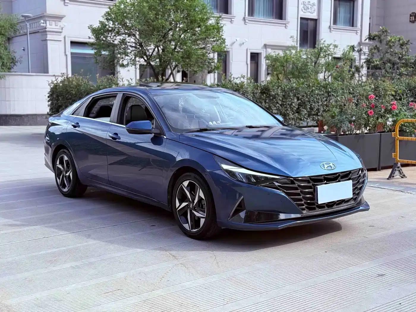 Hyundai Elantra 2021 1.5L CVT LUX Premium Edition — миниатюра 3