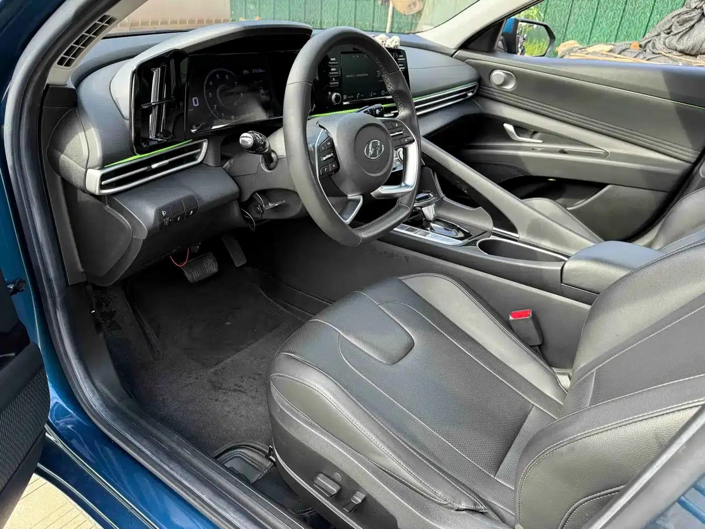 Hyundai Elantra 2021 1.5L CVT LUX Premium Edition — миниатюра 4