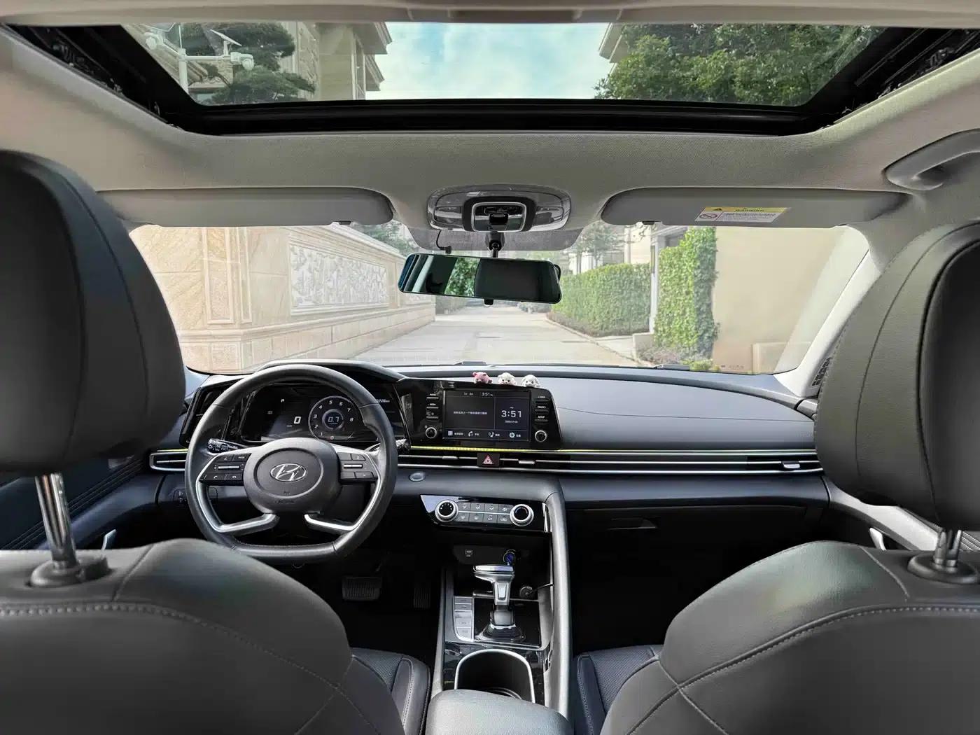 Hyundai Elantra 2021 1.5L CVT LUX Premium Edition — миниатюра 5