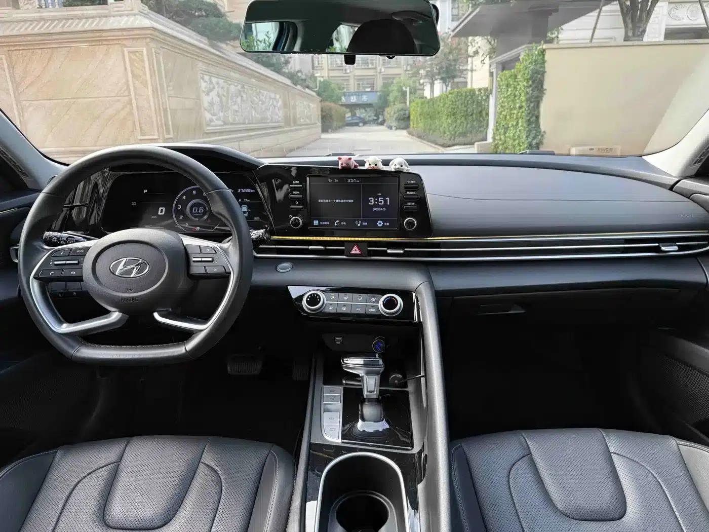 Hyundai Elantra 2021 1.5L CVT LUX Premium Edition — миниатюра 6