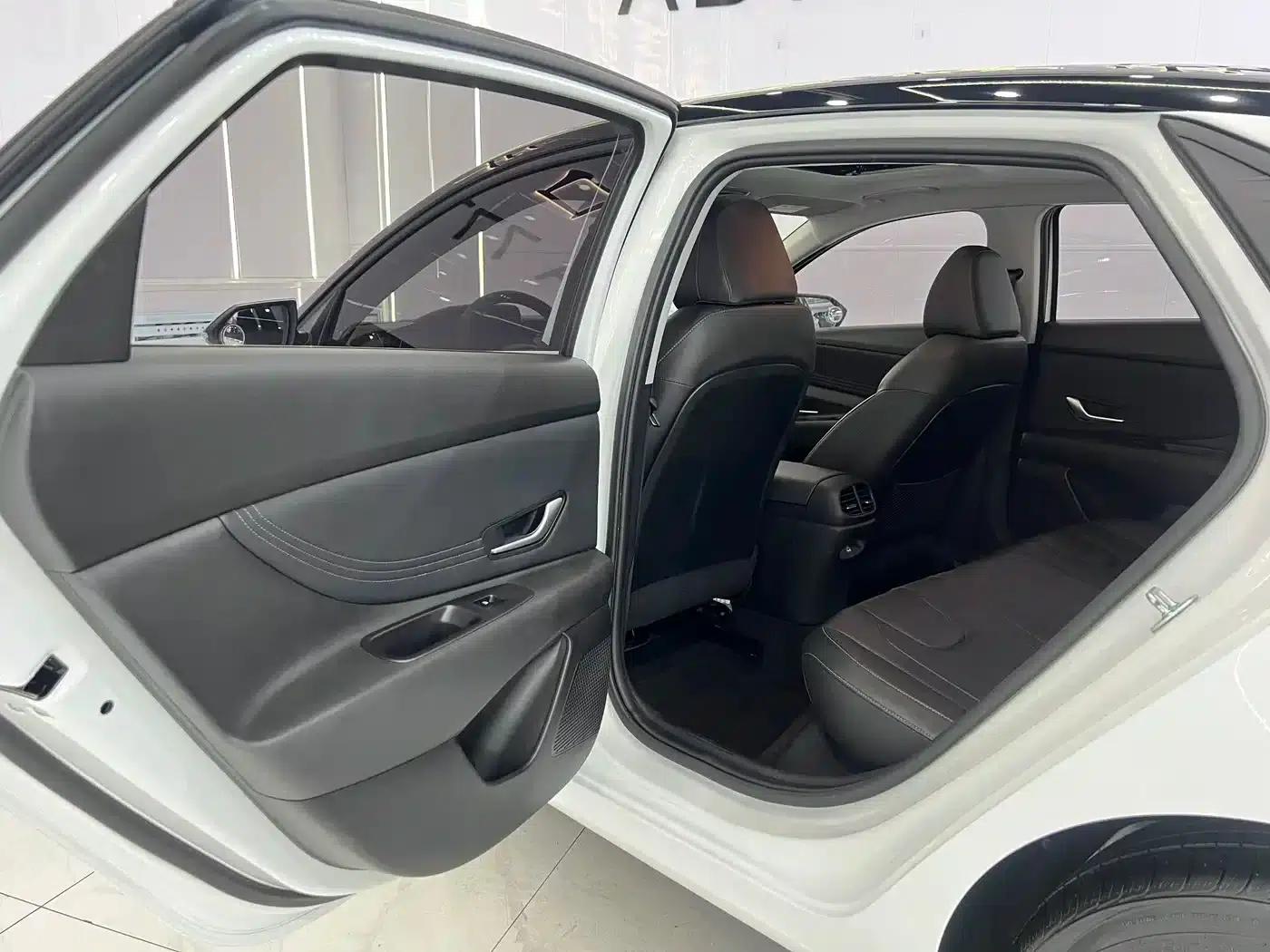 Hyundai Elantra 2022 1.5L CVT LUX Premium Edition — миниатюра 11