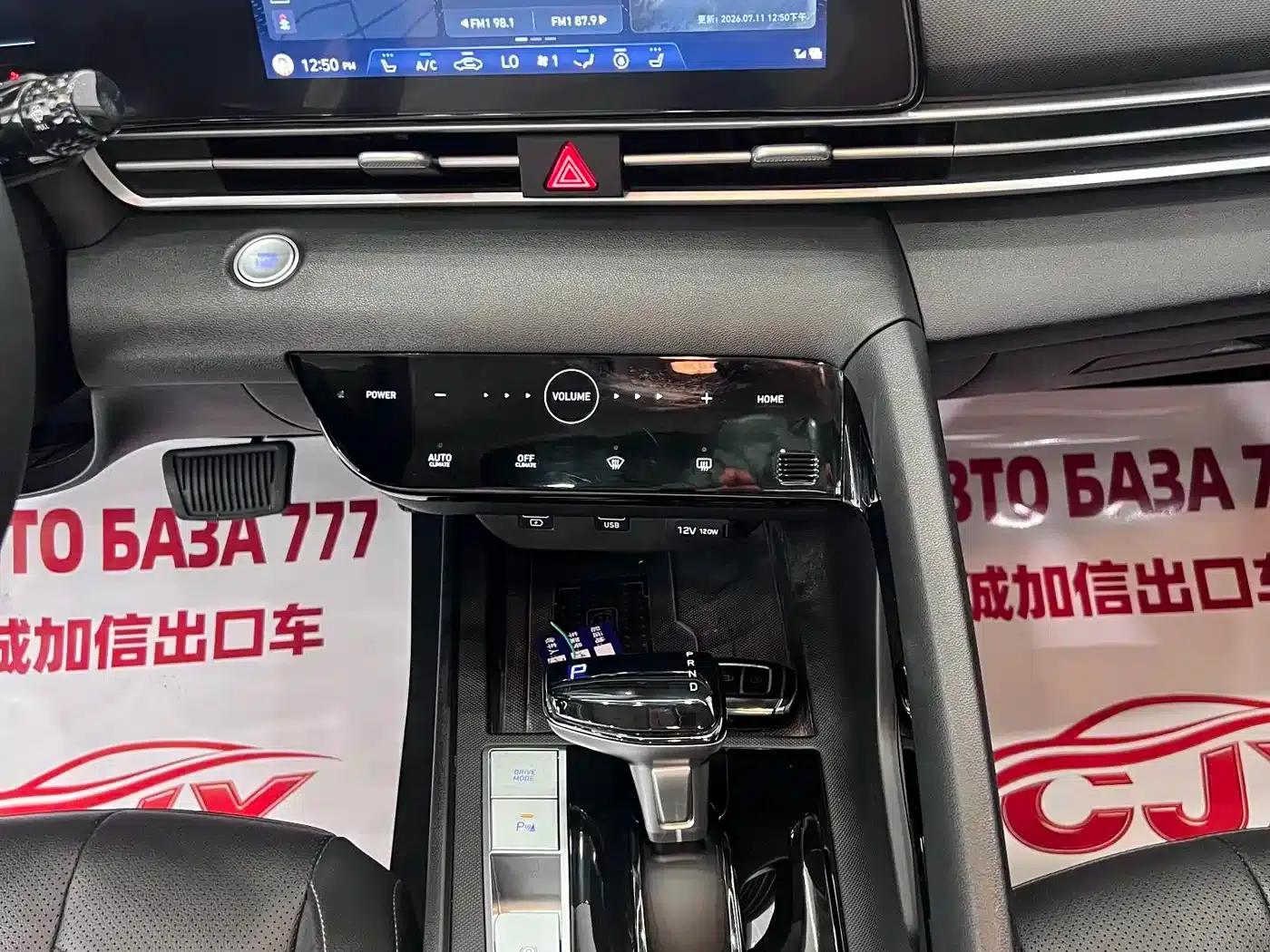 Hyundai Elantra 2022 1.5L CVT LUX Premium Edition — миниатюра 12