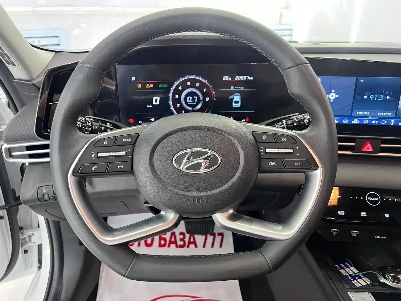 Hyundai Elantra 2022 1.5L CVT LUX Premium Edition — миниатюра 14