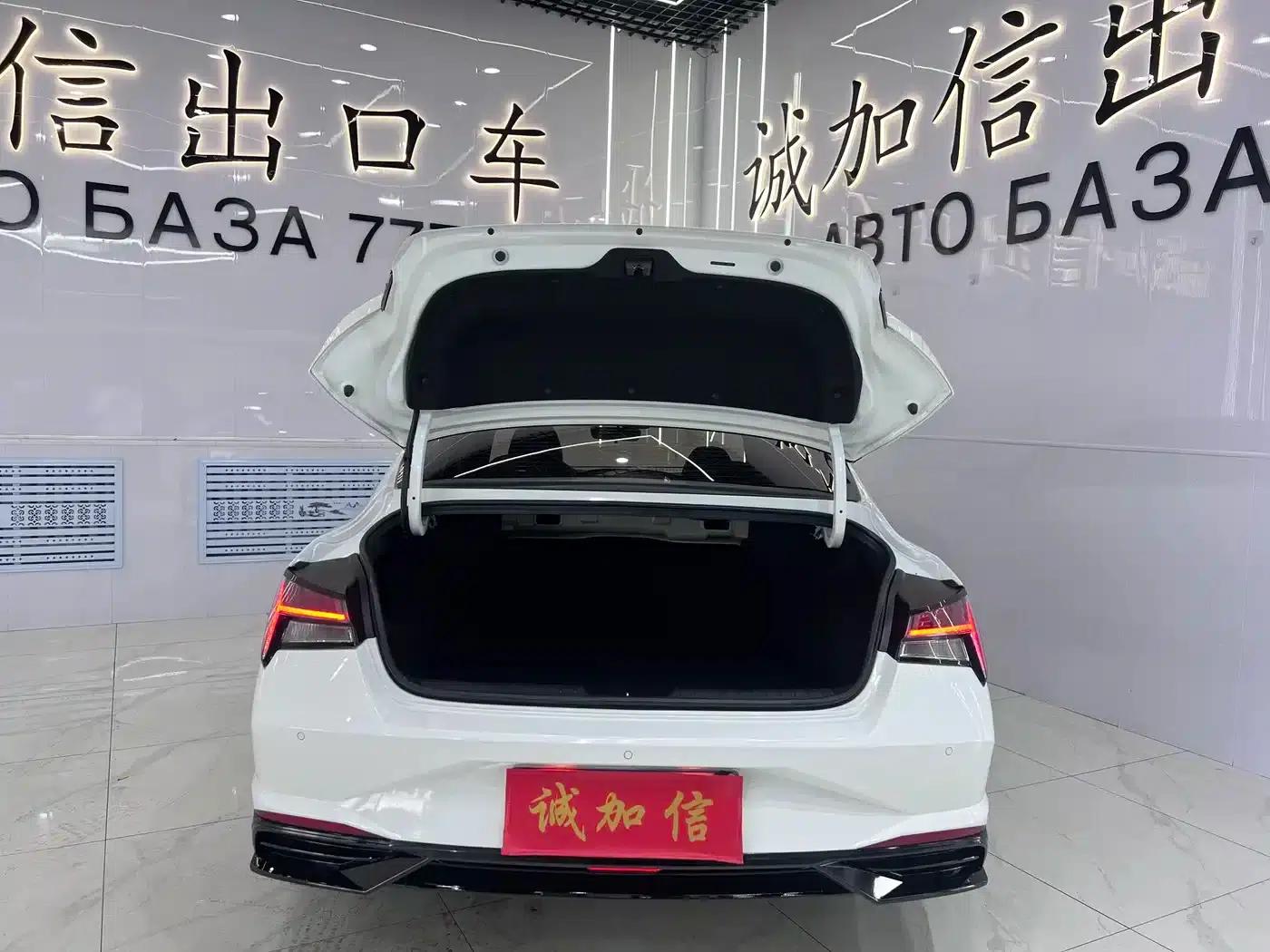 Hyundai Elantra 2022 1.5L CVT LUX Premium Edition — миниатюра 16
