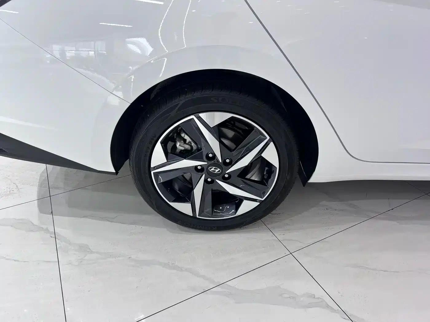 Hyundai Elantra 2022 1.5L CVT LUX Premium Edition — миниатюра 19