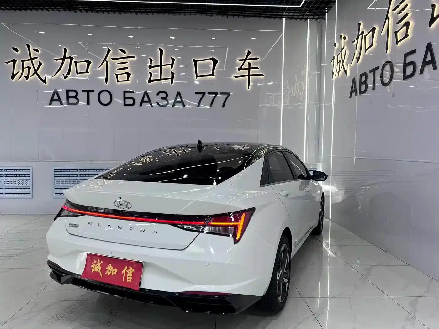 Hyundai Elantra 2022 1.5L CVT LUX Premium Edition — миниатюра 4