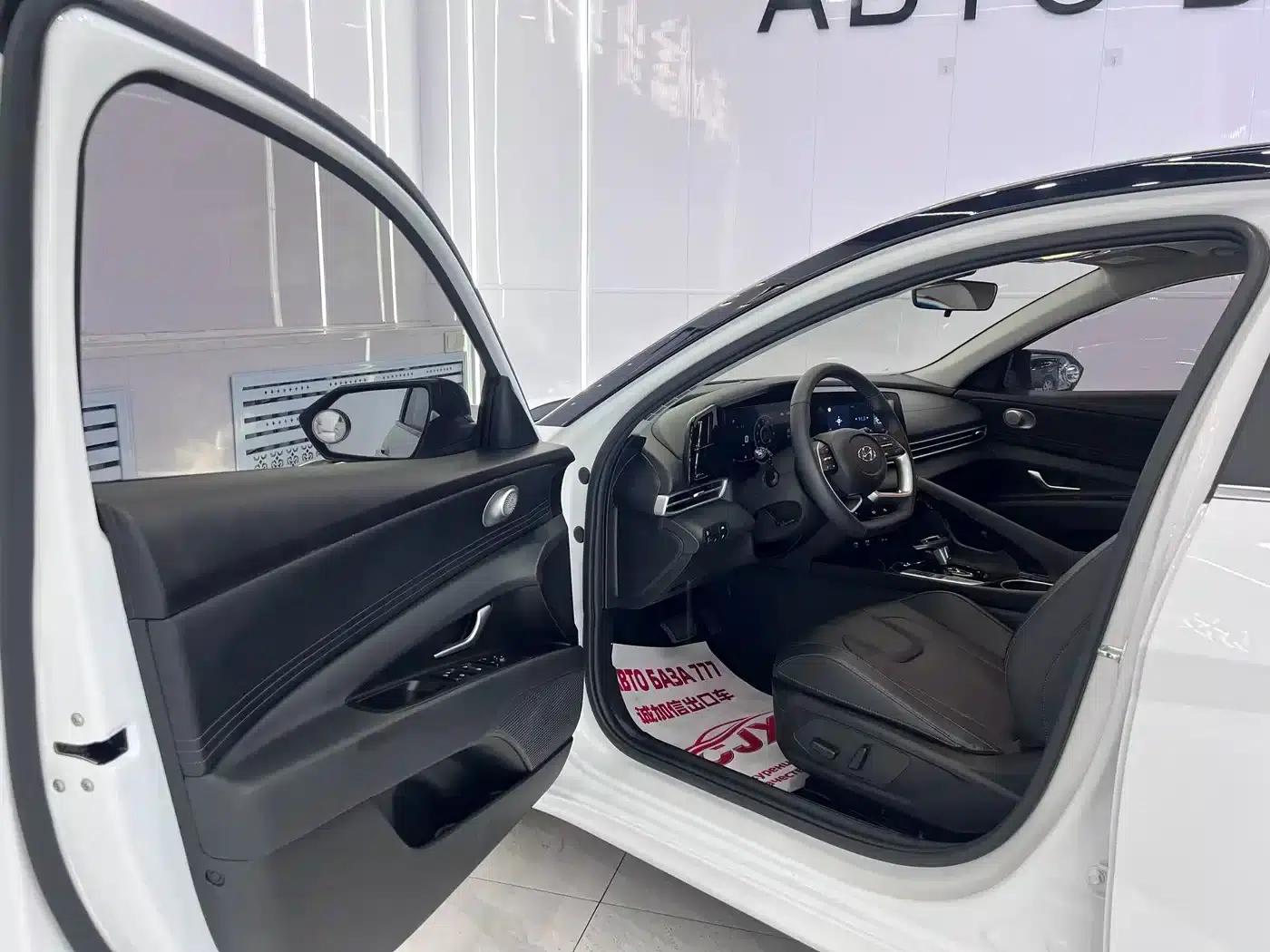 Hyundai Elantra 2022 1.5L CVT LUX Premium Edition — миниатюра 7