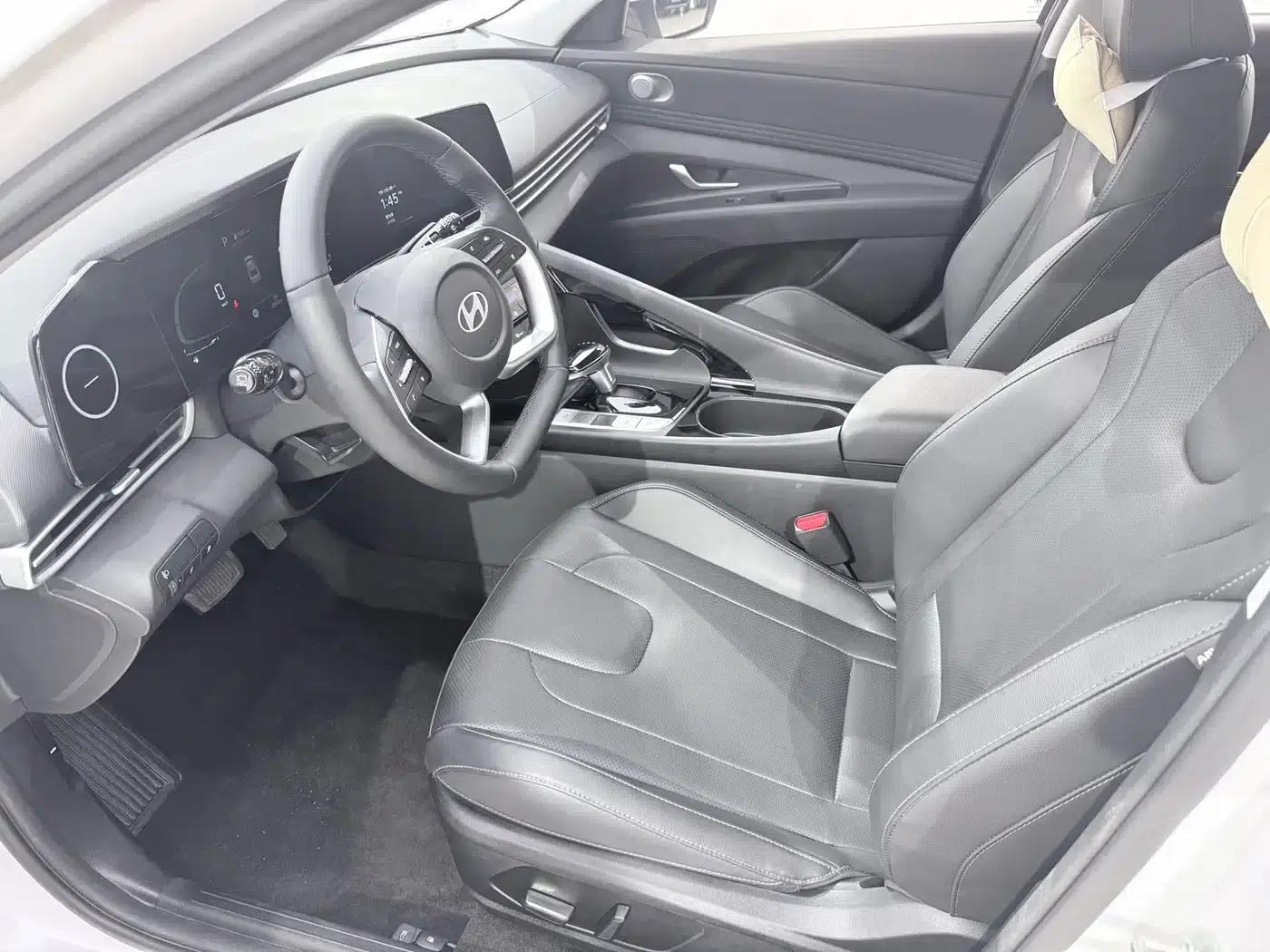 Hyundai Elantra 2023 1.5L CVT LUX Premium Edition — миниатюра 12