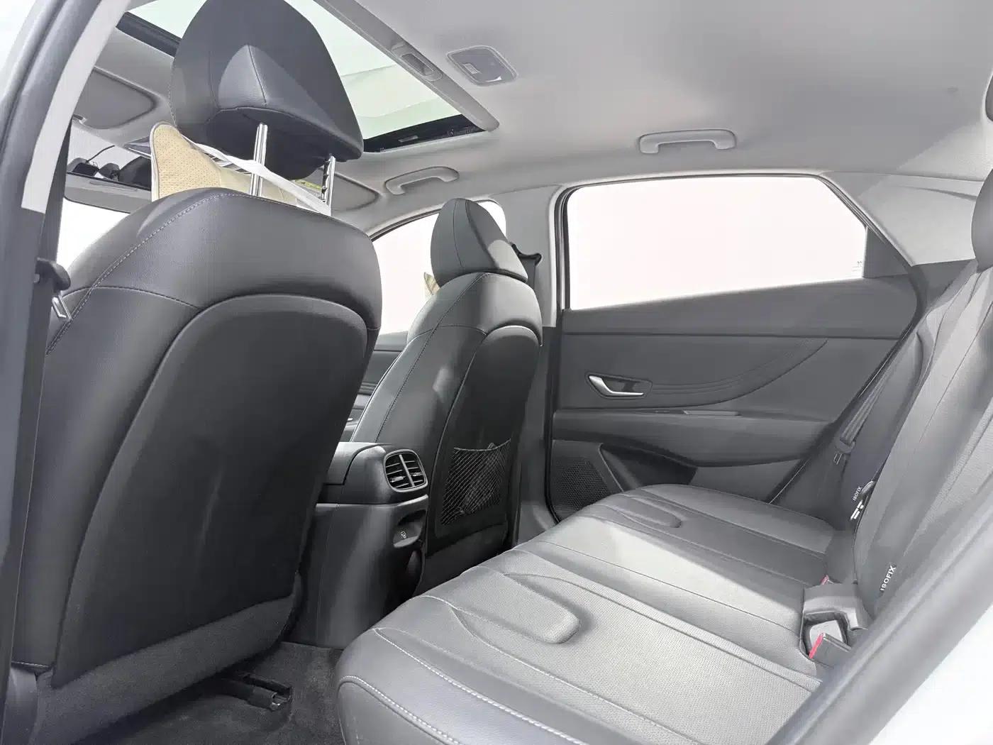 Hyundai Elantra 2023 1.5L CVT LUX Premium Edition — миниатюра 14