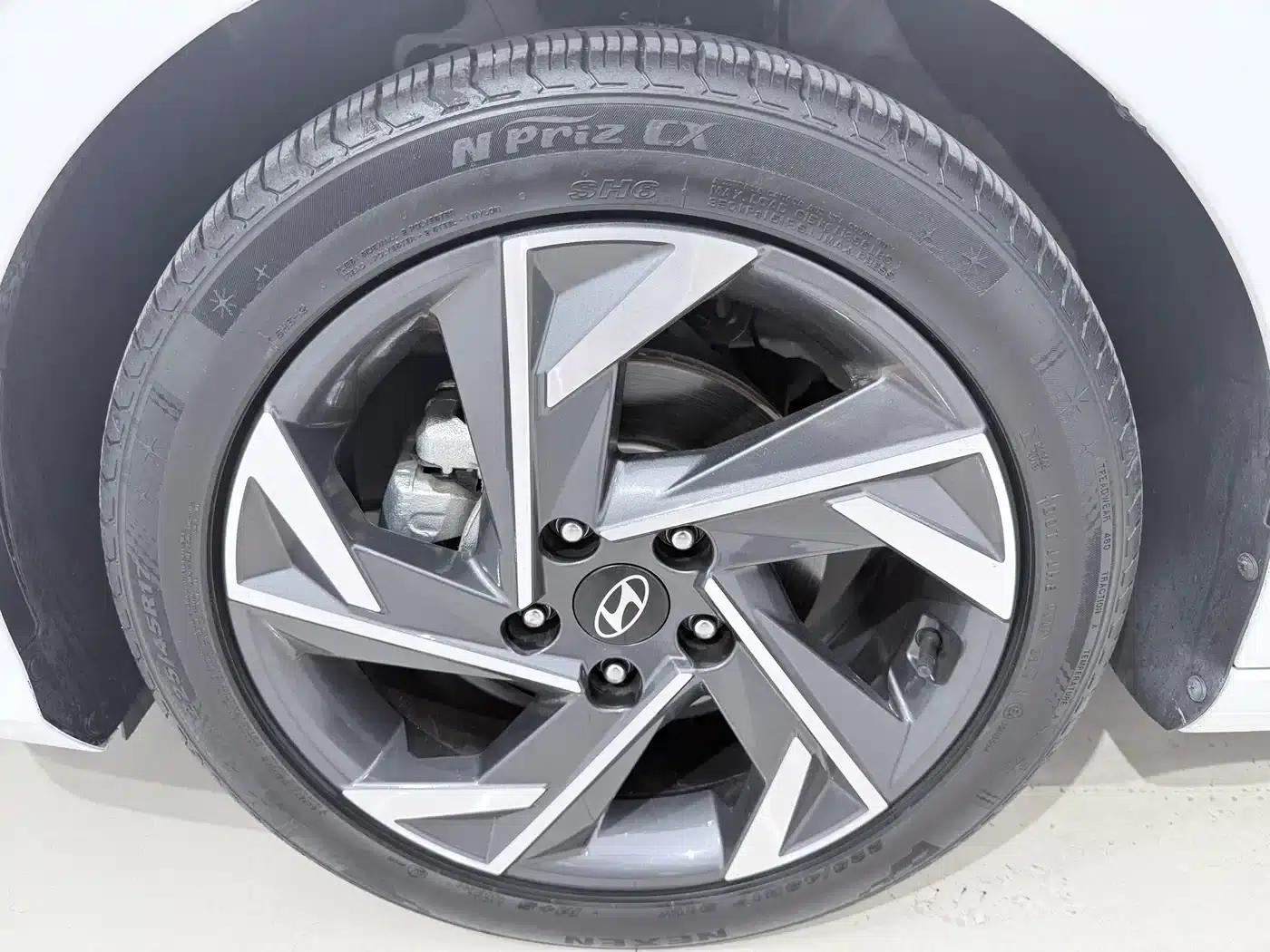Hyundai Elantra 2023 1.5L CVT LUX Premium Edition — миниатюра 16