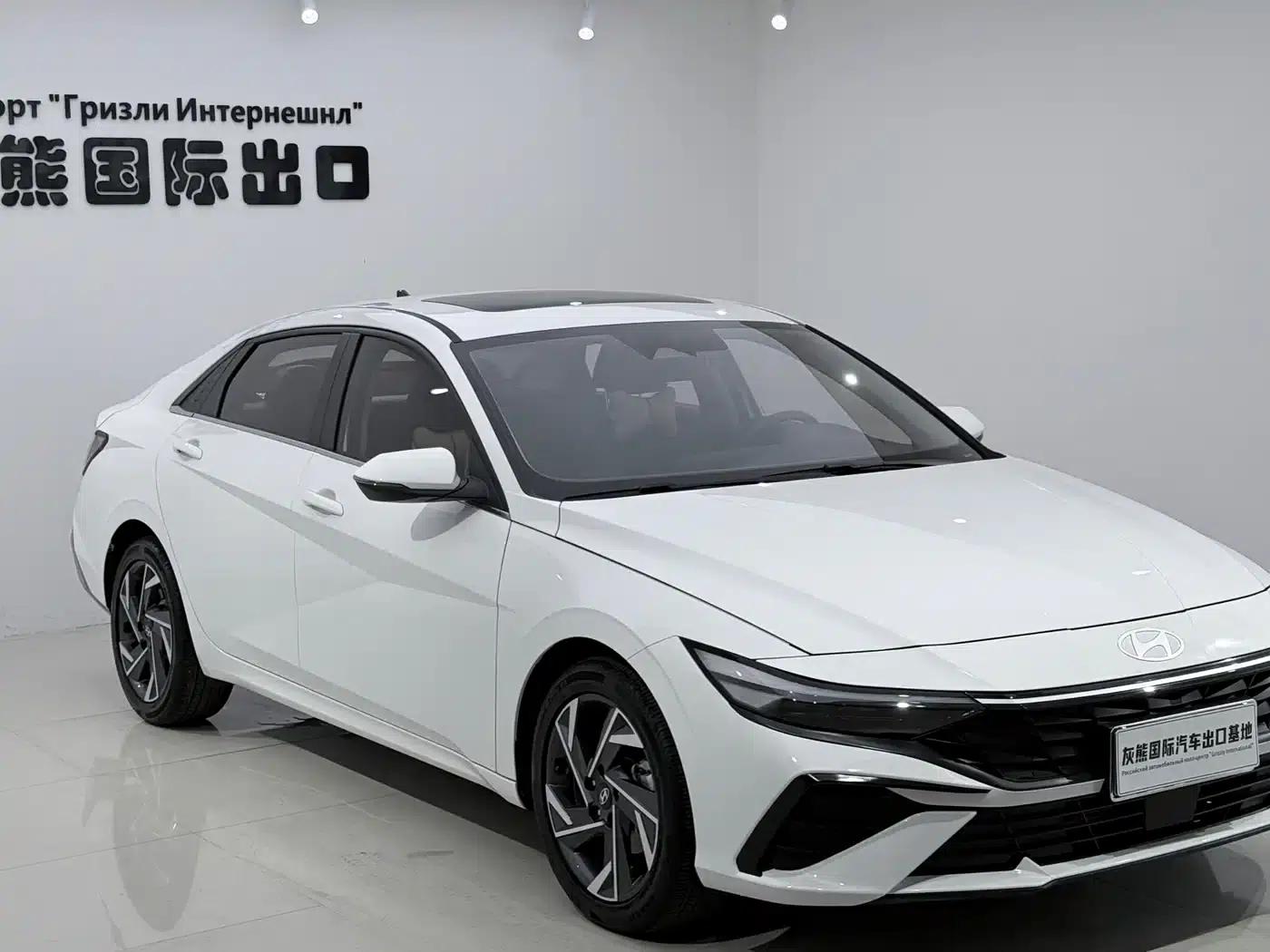Hyundai Elantra 2023 1.5L CVT LUX Premium Edition — миниатюра 3