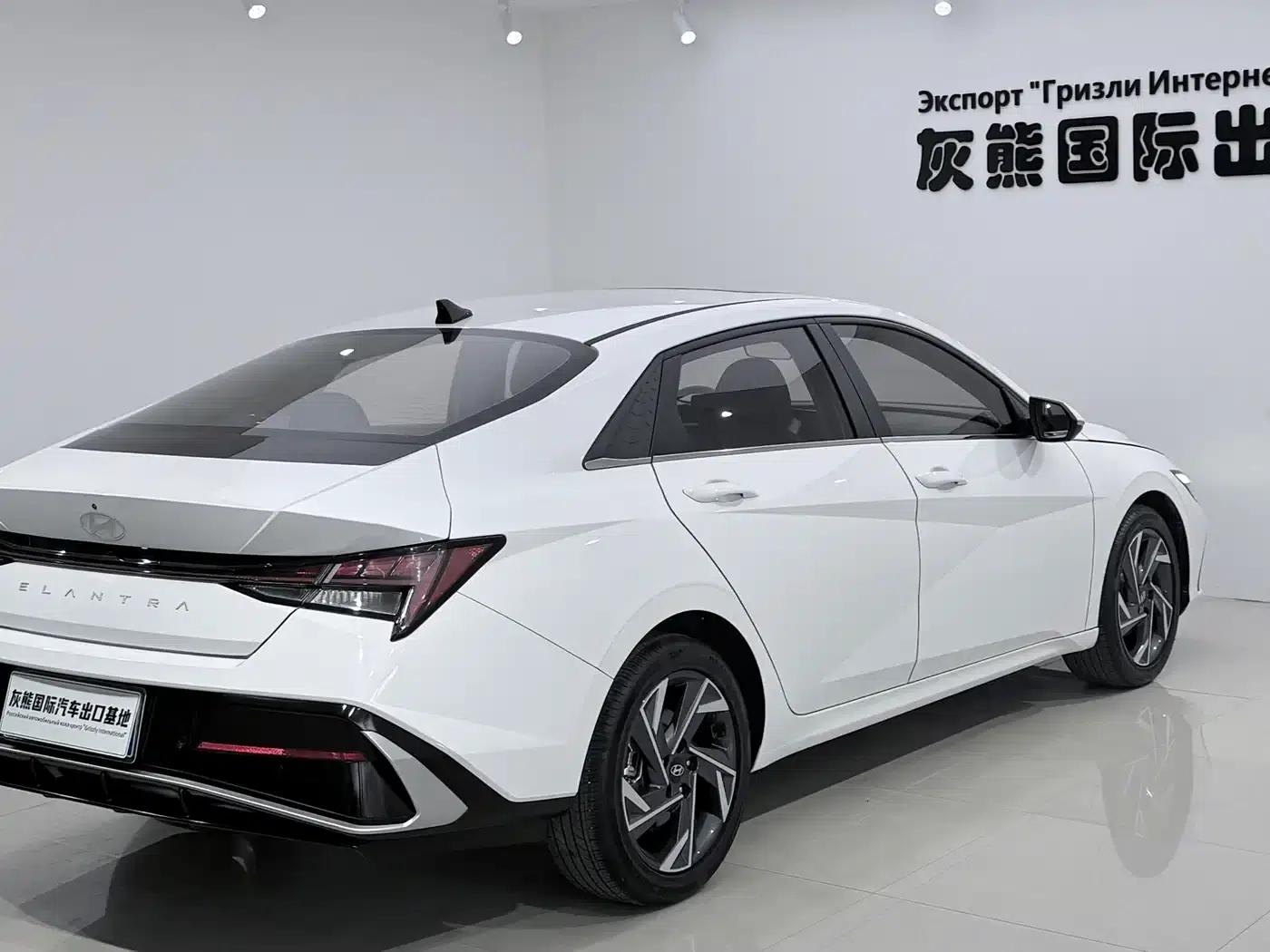 Hyundai Elantra 2023 1.5L CVT LUX Premium Edition — миниатюра 4