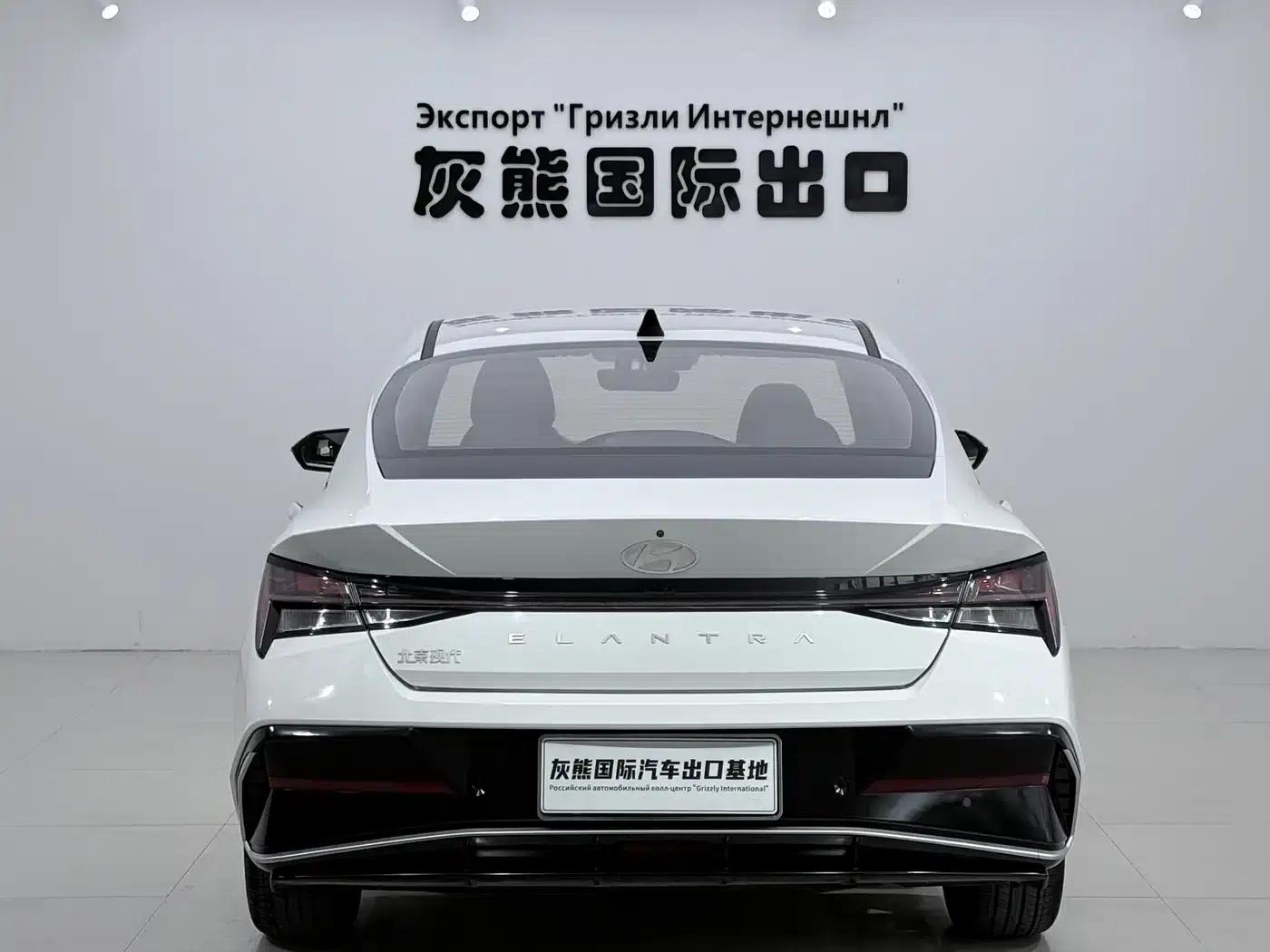 Hyundai Elantra 2023 1.5L CVT LUX Premium Edition — миниатюра 5