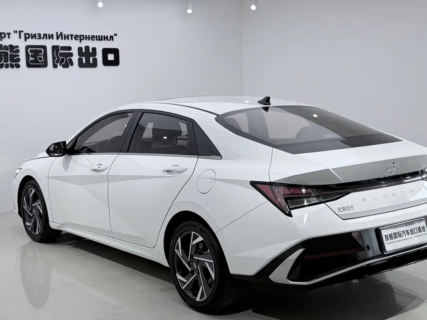 Hyundai Elantra 2023 1.5L CVT LUX Premium Edition — миниатюра 6